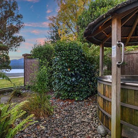 Tasman Holiday Parks - Te Anau Eksteriør billede Hot Tub at the Lake