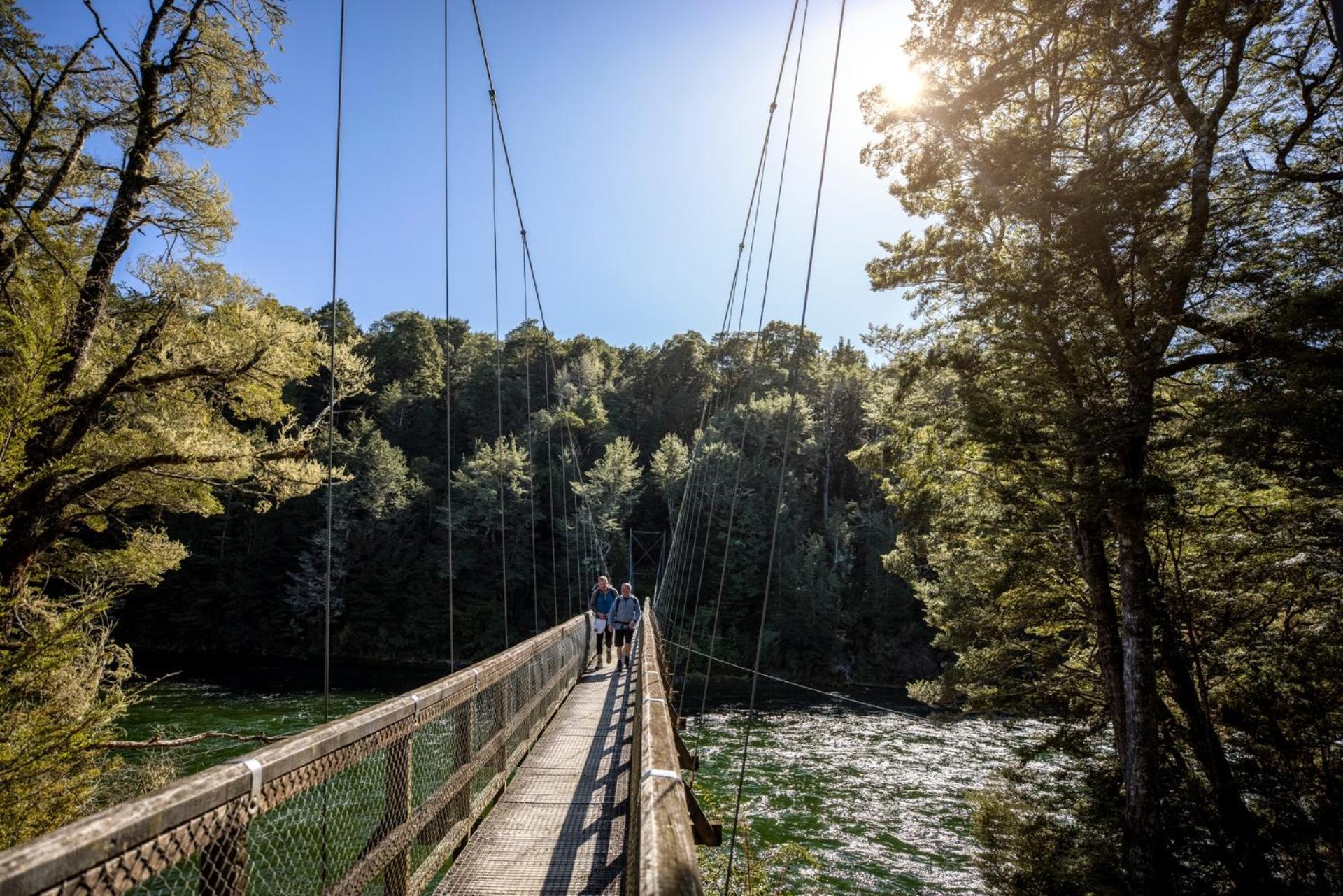 Tasman Holiday Parks - Te Anau Eksteriør billede Swing bridge over the Heaphy River