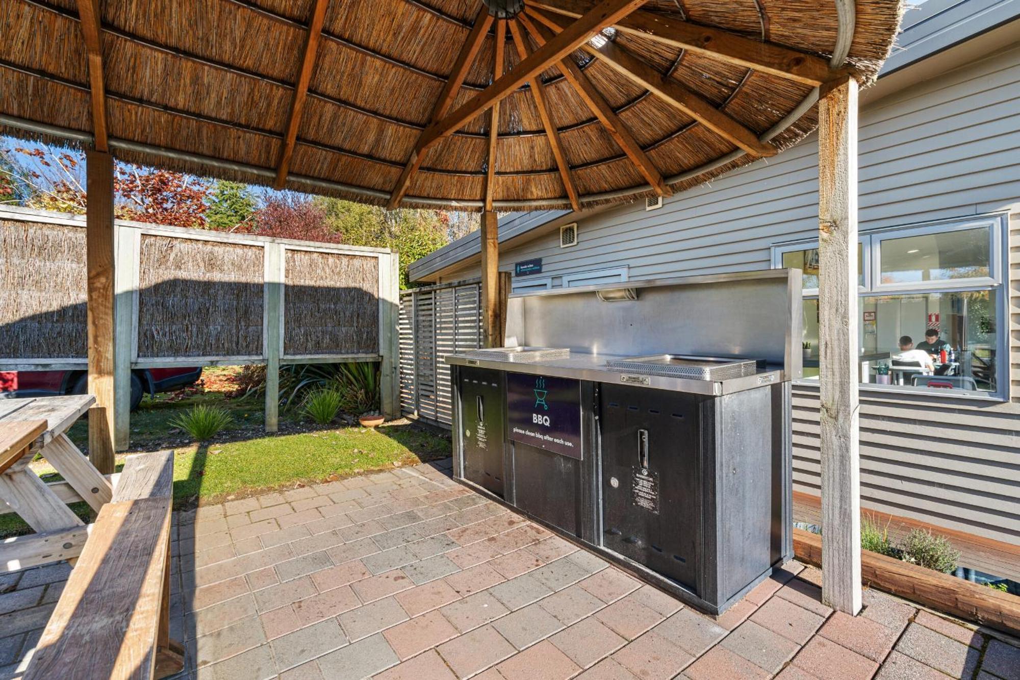 Tasman Holiday Parks - Te Anau Eksteriør billede Outdoor kitchen