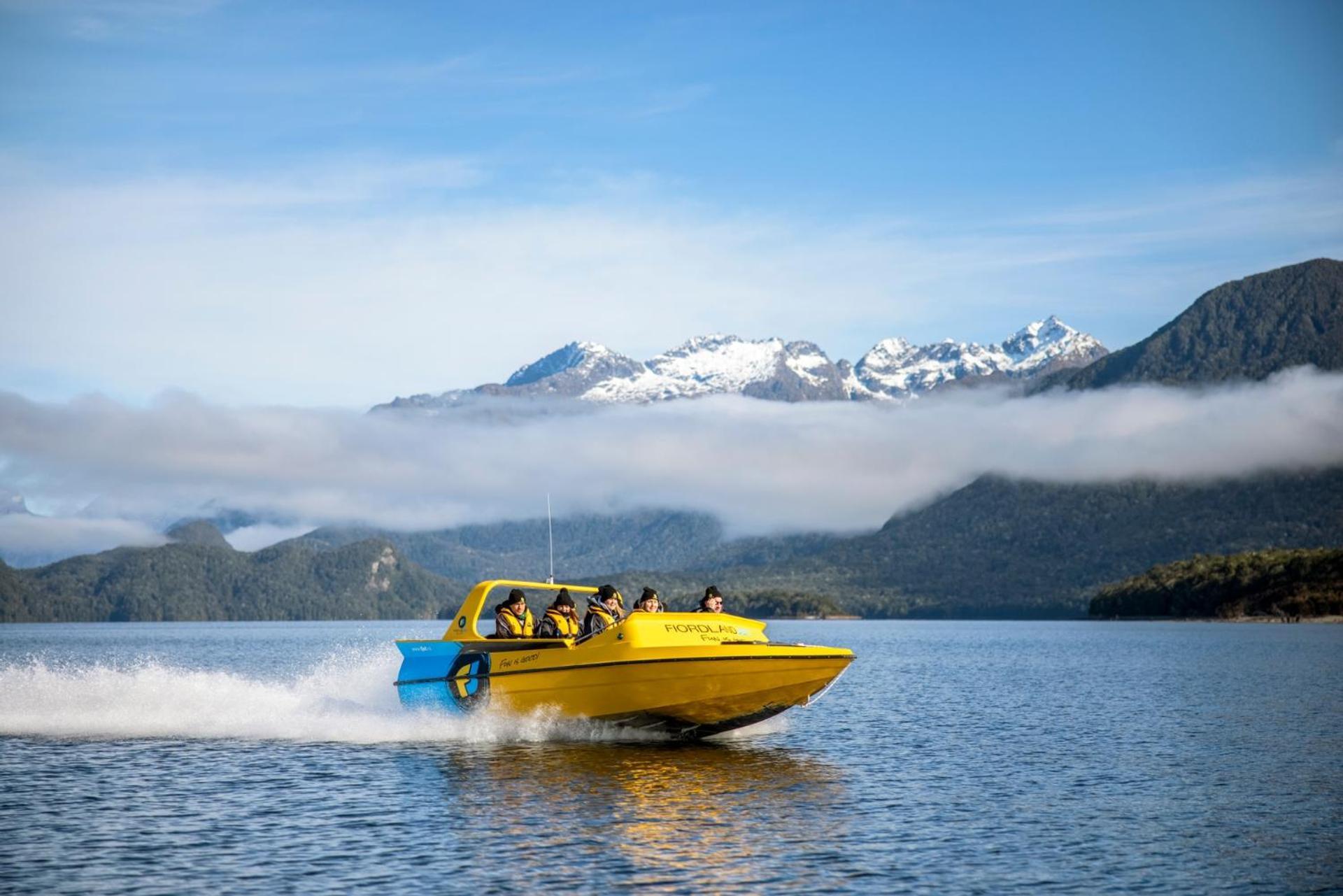 Tasman Holiday Parks - Te Anau Eksteriør billede Jet boat on Lake Te Anau