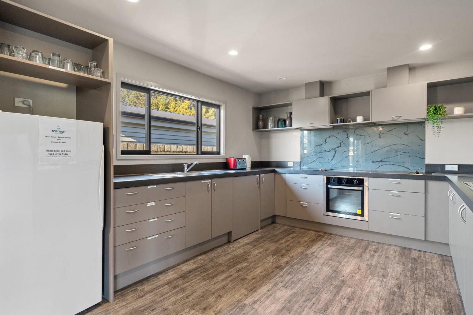 Tasman Holiday Parks - Te Anau Eksteriør billede A modern kitchen