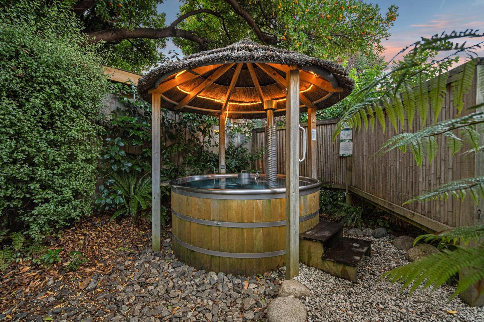 Tasman Holiday Parks - Te Anau Eksteriør billede A hot tub in a backyard