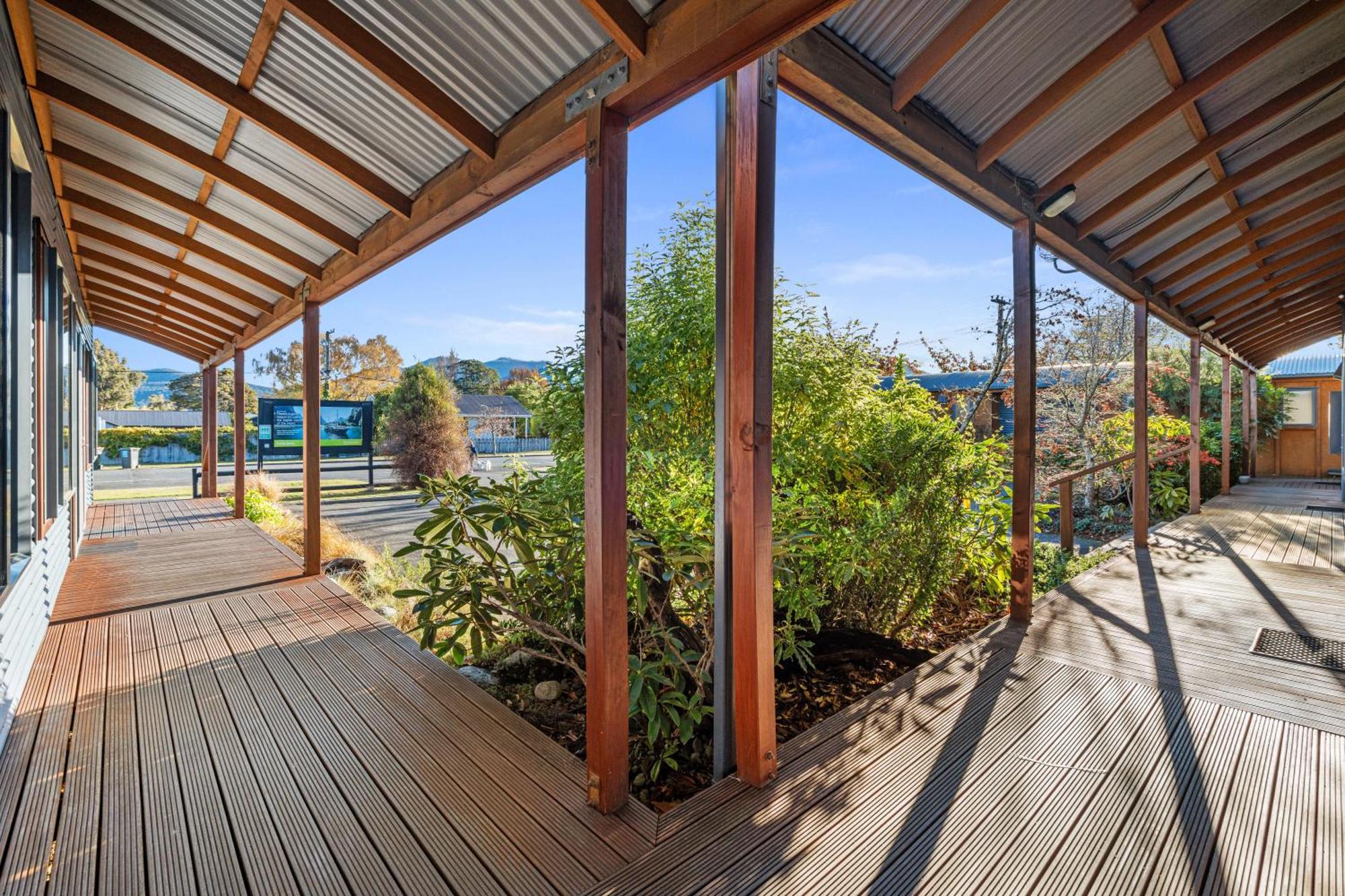 Tasman Holiday Parks - Te Anau Eksteriør billede The deck at the front of the house
