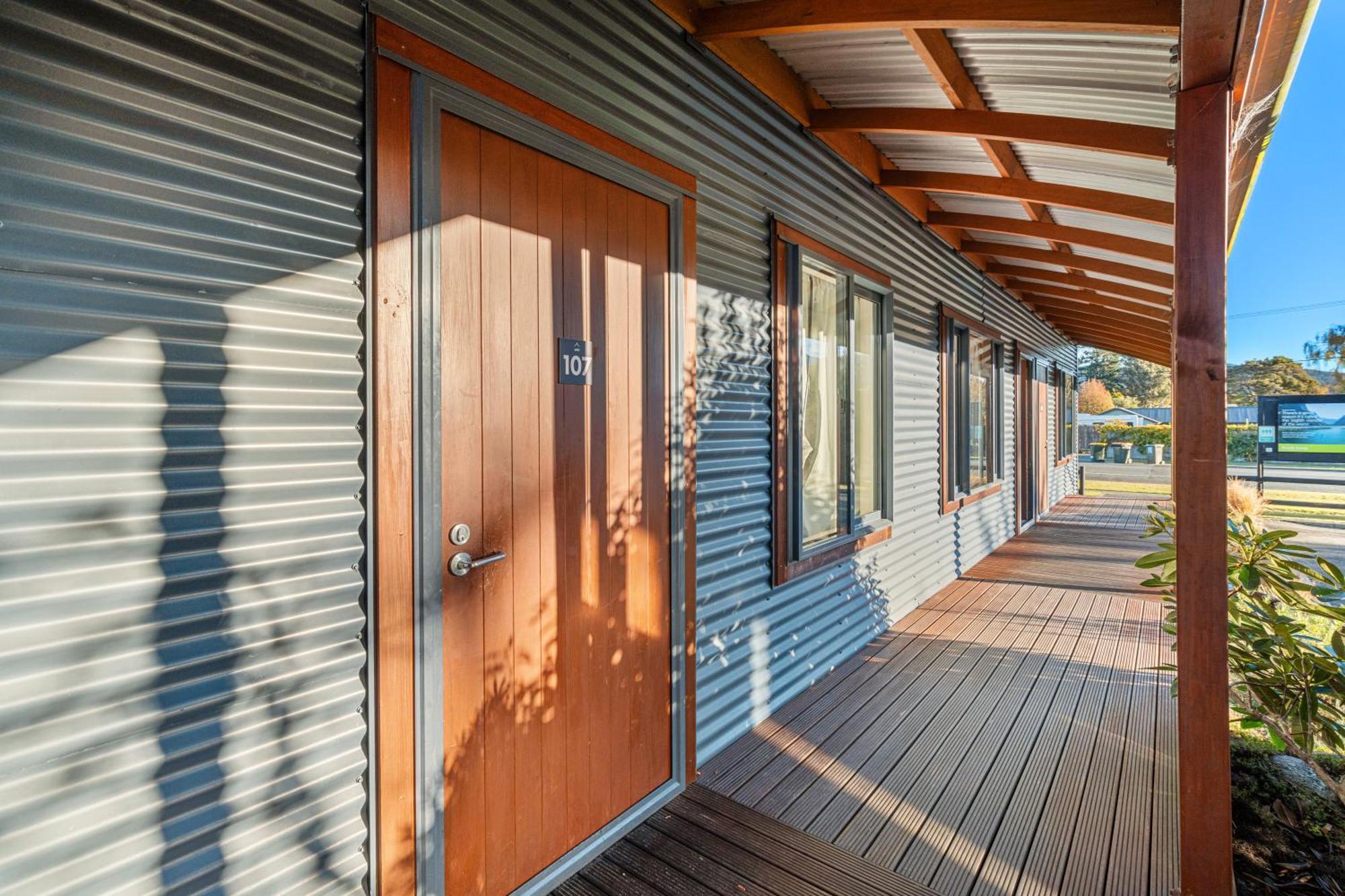 Tasman Holiday Parks - Te Anau Eksteriør billede The exterior of a typical residential studio